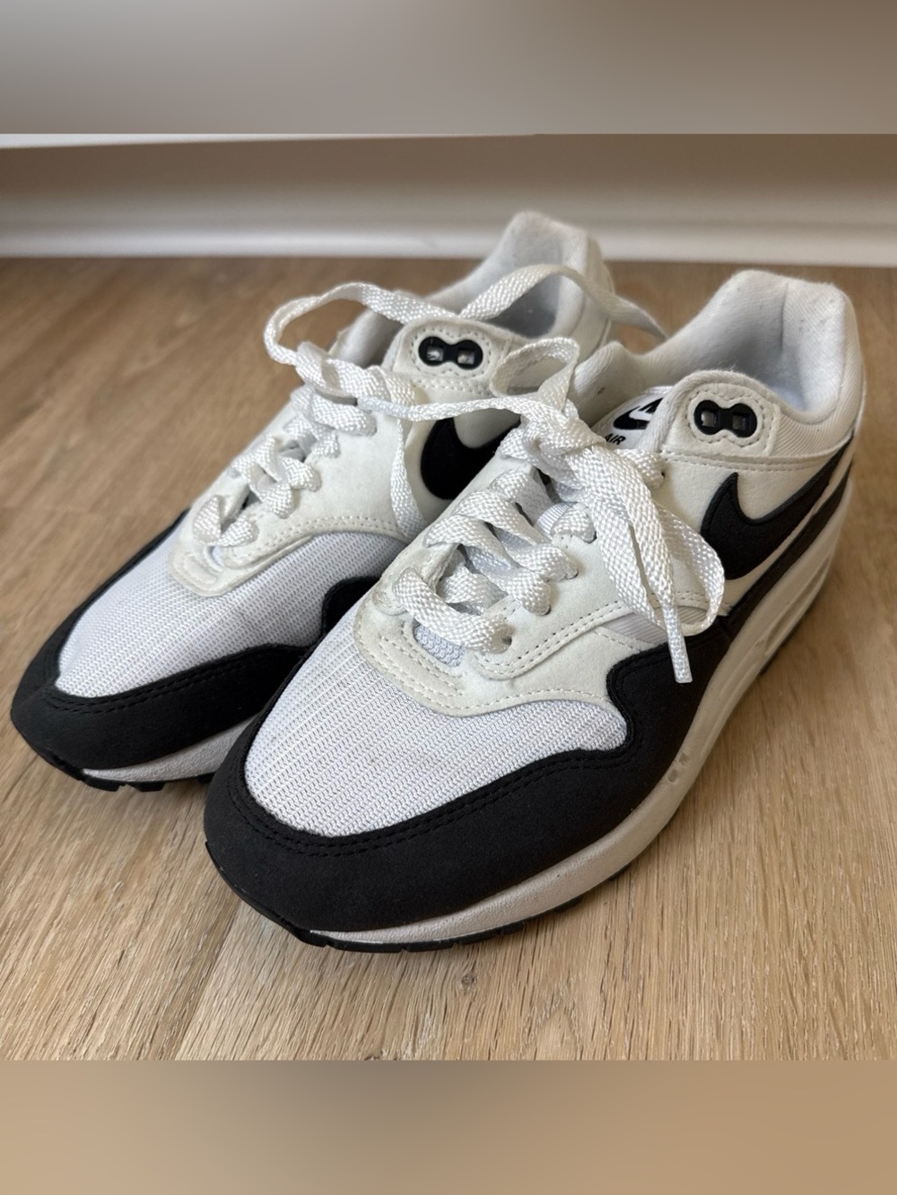Nike Air White and Black Women’s Sneakers Sz 7